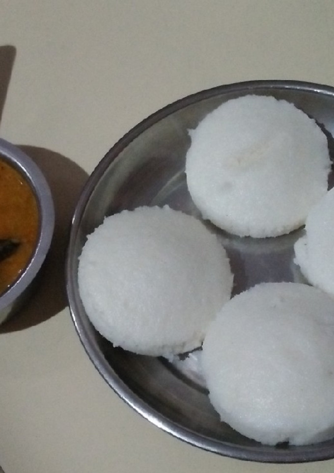 A picture of Idli Sambhar.