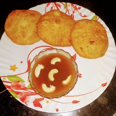A picture of Rajasthani daal kachori.