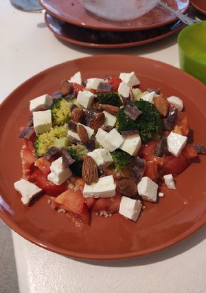 Una foto de Cuscús con verduras, queso fresco y anchoas