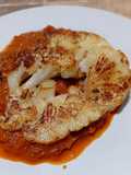 Bistecca di cavolfiore con sugo ai peperoni e olive nere
