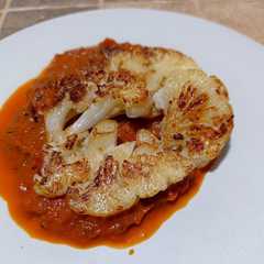 รูปของ Bistecca di cavolfiore con sugo ai peperoni e olive nere