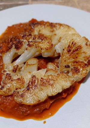 Foto di Bistecca di cavolfiore con sugo ai peperoni e olive nere
