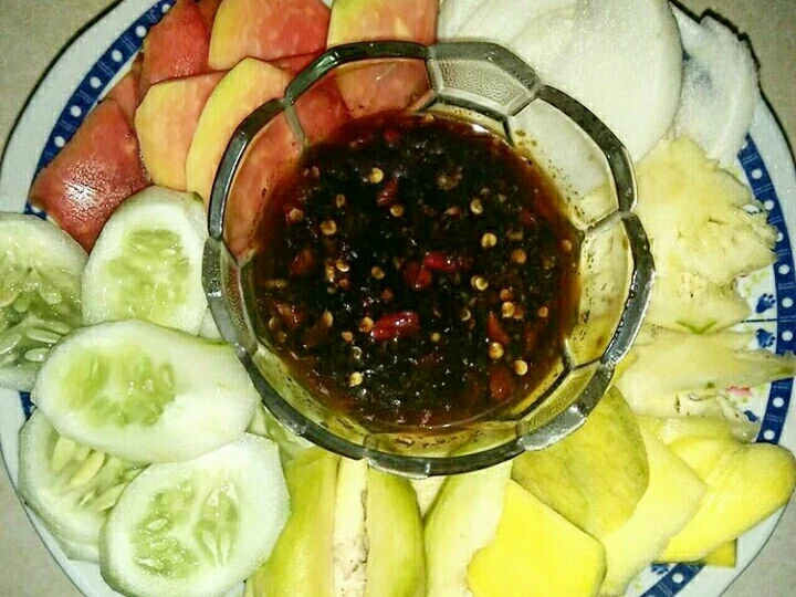 Langkah Mudah untuk Menyiapkan Resep Rujak Petis Madura yang Lezat Anti Ribet, Menggugah Selera