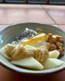 Bowl de desayuno con pera y crema de cacahuete casera