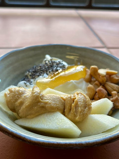 Foto principal de Bowl de desayuno con pera y crema de cacahuete casera