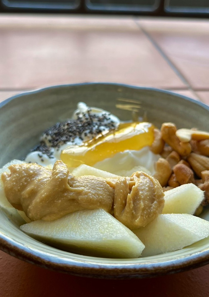 Una foto de Bowl de desayuno con pera y crema de cacahuete casera