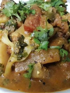 টমেটো দিয়ে ফুলকপির ডালনা রেসিপির প্রধান ছবি