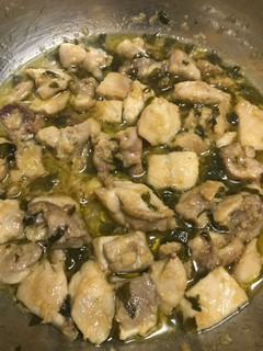 Una foto de Pollo con ajo y perejil 🍃