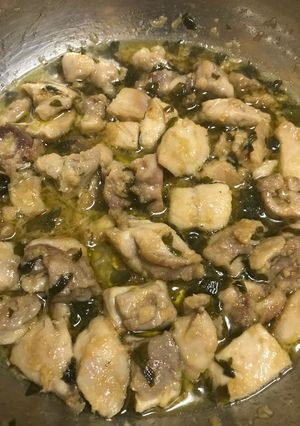 Una foto de Pollo con ajo y perejil 🍃
