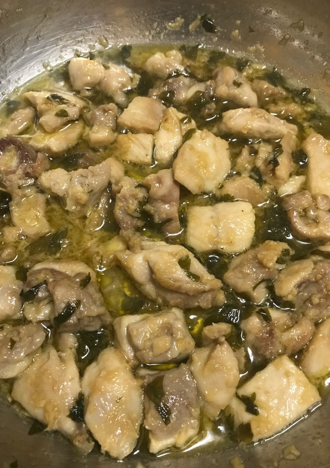 Una foto de Pollo con ajo y perejil 🍃