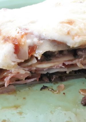 Una foto de Lasagna de espinaca, carne, jamón y queso