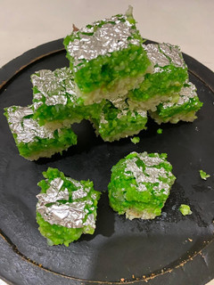 कोकोनट बर्फी (coconut barfi recipe in hindi) रेसिपी मुख्य फोटो