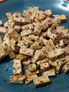 Una foto de Tofu con especias y miel (sin sal)
