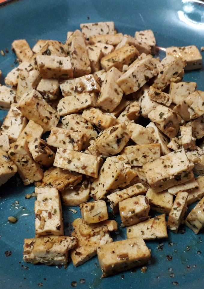 Una foto de Tofu con especias y miel (sin sal)