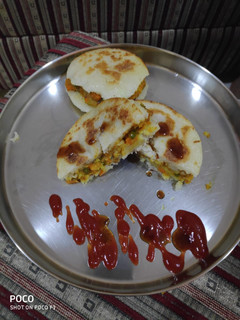 A picture of Suji idli burger.