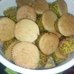 A picture of Vanilla cup cakes.