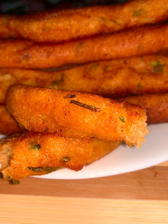 உருளைக்கிழங்கு ரவை ஃபிங்கர் ஃப்ரை (Urulaikilanku ravai finger fry recipe in tamil) செய்முறை முக்கிய புகைப்படம்