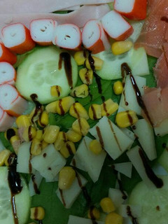 Una foto de Ensalada de espinacas y canonigos