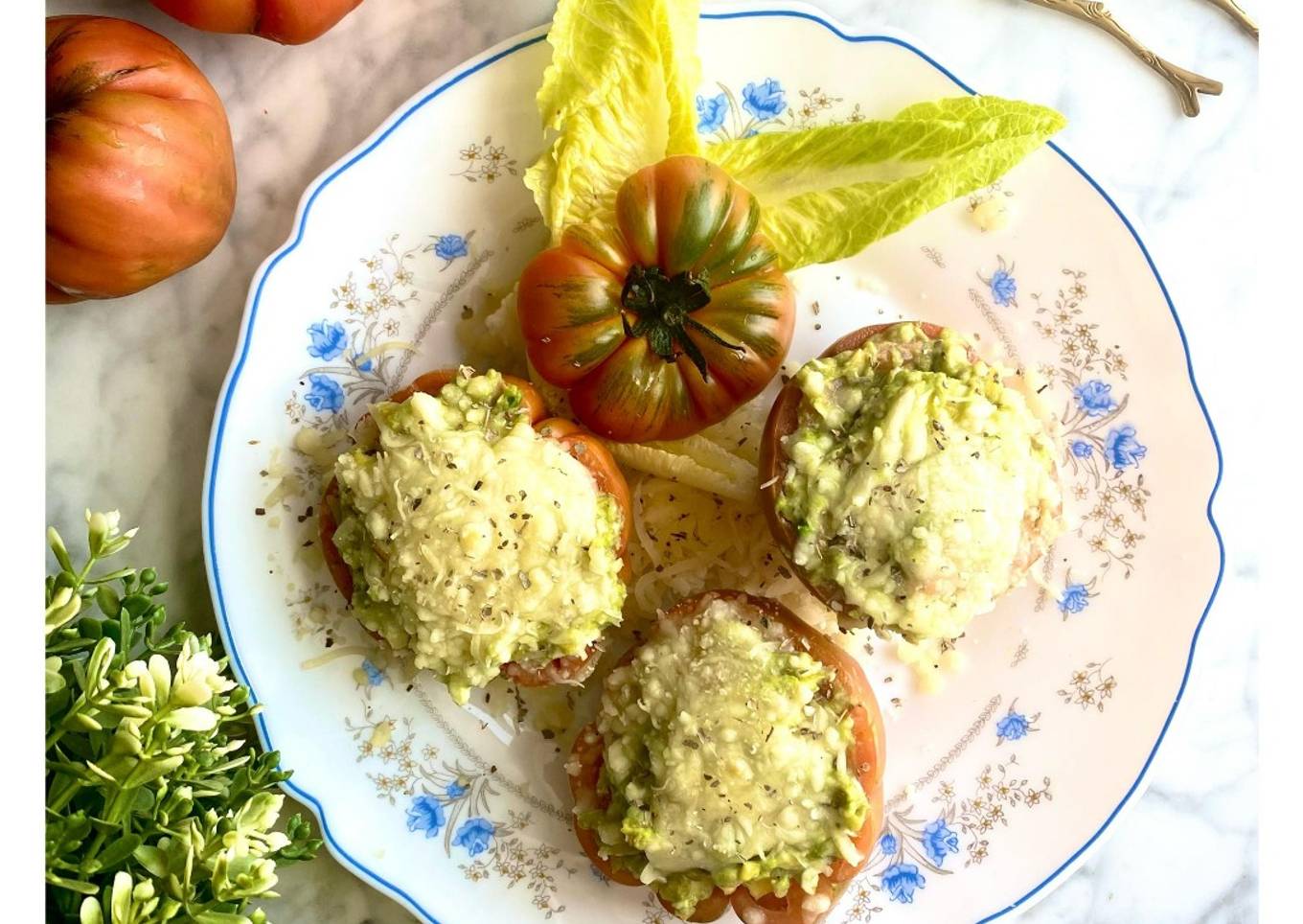 Tomates rellenos, aguacate con un toque gourmet