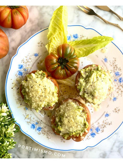 Una foto de Tomates rellenos, aguacate con un toque gourmet