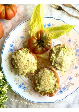 Una foto de Tomates rellenos, aguacate con un toque gourmet