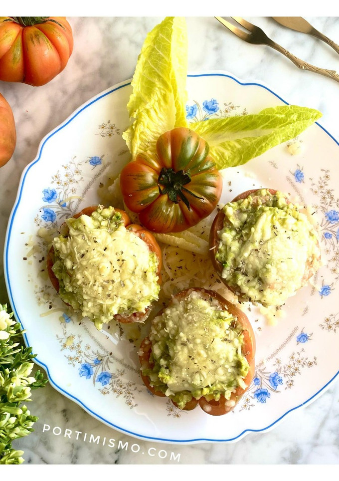 Una foto de Tomates rellenos, aguacate con un toque gourmet