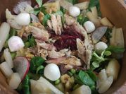 Una foto de ensalada de rabanitos y remolacha
