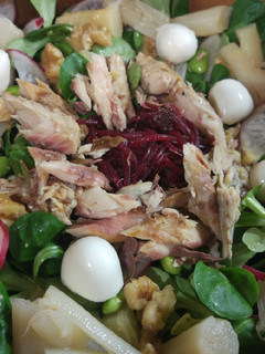 Una foto de Ensalada de canónigos y caballa