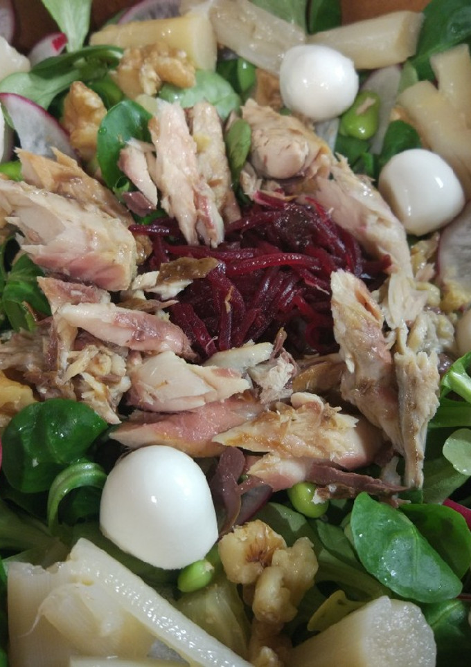 Una foto de Ensalada de canónigos y caballa