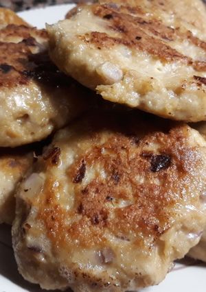 Una foto de Hamburguesas de pollo con queso azul, cebolla y salsa de soja