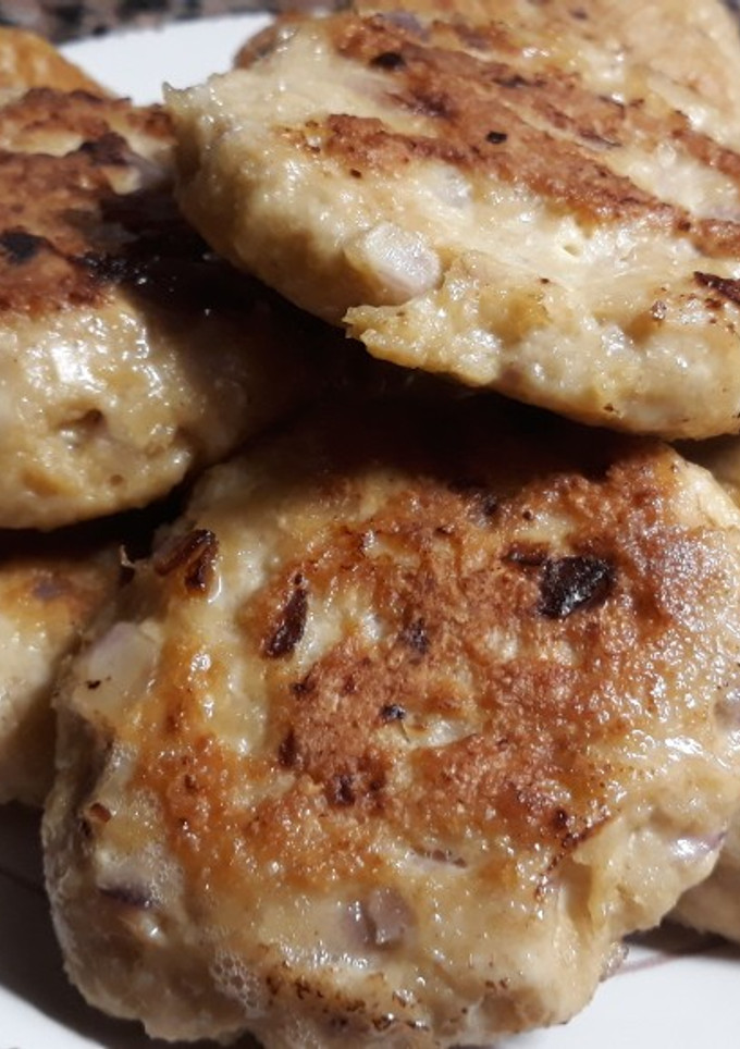 Una foto de Hamburguesas de pollo con queso azul, cebolla y salsa de soja