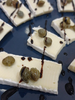 Una foto de Aperitivo de Brie + alcaparras
