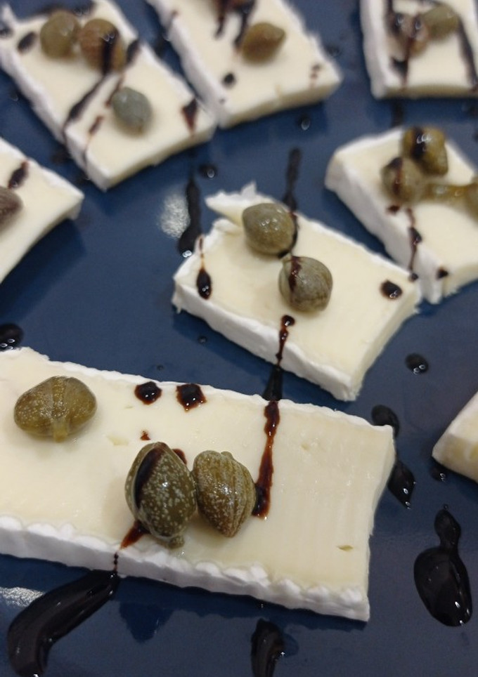 Una foto de Aperitivo de Brie + alcaparras