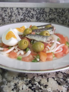 Una foto de Ensalada de tomate con sardinas