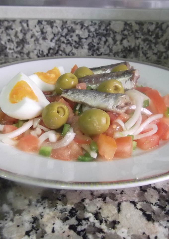 Una foto de Ensalada de tomate con sardinas