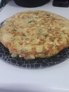 Una foto de Tortilla de patatas con calabacín y cebolla 🍽