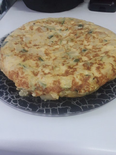 Una foto de Tortilla de patatas con calabacín y cebolla 🍽