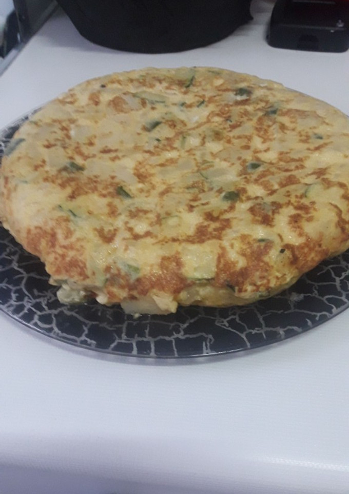 Una foto de Tortilla de patatas con calabacín y cebolla 🍽