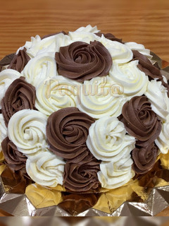Foto principal de Tarta de Rosas 🌹(Bizcocho de chocolate y crema de queso-chocolate)