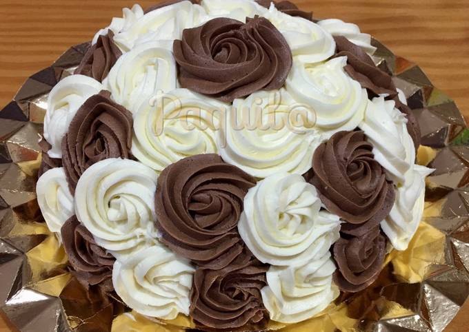 Tarta De Rosas Bizcocho De Chocolate Y Crema De Queso Chocolate Receta De Paquil Manchega Cookpad