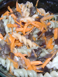 Una foto de Ensalada de fideos multicolores con casi una caponata