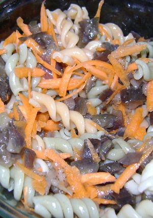 Una foto de Ensalada de fideos multicolores con casi una caponata