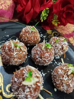 गाजर नारियल लड्डू (gajar nariyal ladoo recipe in Hindi) रेसिपी मुख्य फोटो