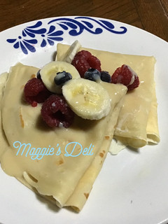 Una foto de Crepes con crema de limón y frutos