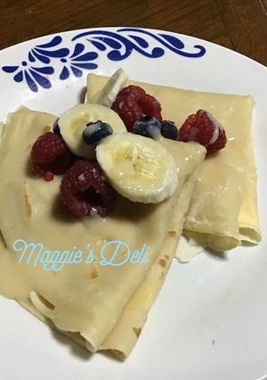 Una foto de Crepes con crema de limón y frutos
