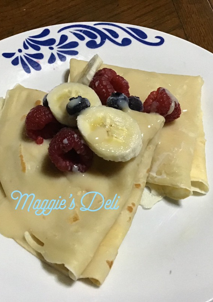 Una foto de Crepes con crema de limón y frutos