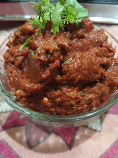 લસણ મરચાં ની ચટણી (Garlic Marcha Chutney Recipe in Gujarati) રેસીપી મુખ્ય ફોટો