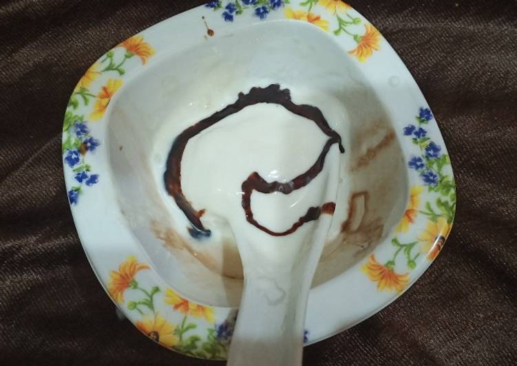 Simple Way to Prepare Award-winning Vanilla Ice cream(with chocolate syrup)