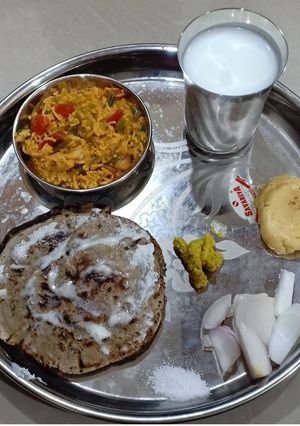 સેવ ડુંગળી નું શાક અને રોટલો (Sev Dungli Shak Rotlo Recipe In Gujarati) રેસીપી મુખ્ય ફોટો