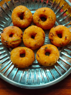 மொறு மொறு ரவை வடை (Ravai vadai recipe in tamil) செய்முறை முக்கிய புகைப்படம்